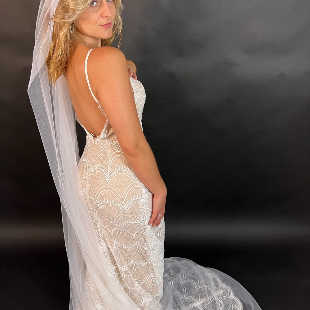 Elegant Lace Bridal Gown - Picture 4 of 8